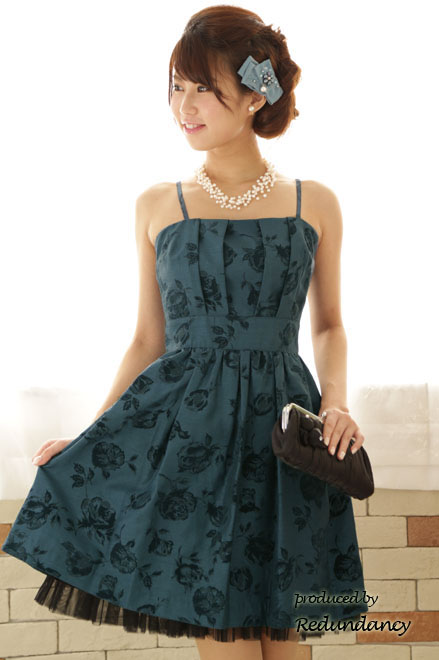 グリーンの総花柄ストラップドレス