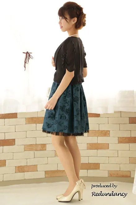 グリーンの総花柄ストラップドレス