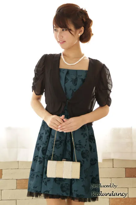 グリーンの総花柄ストラップドレス