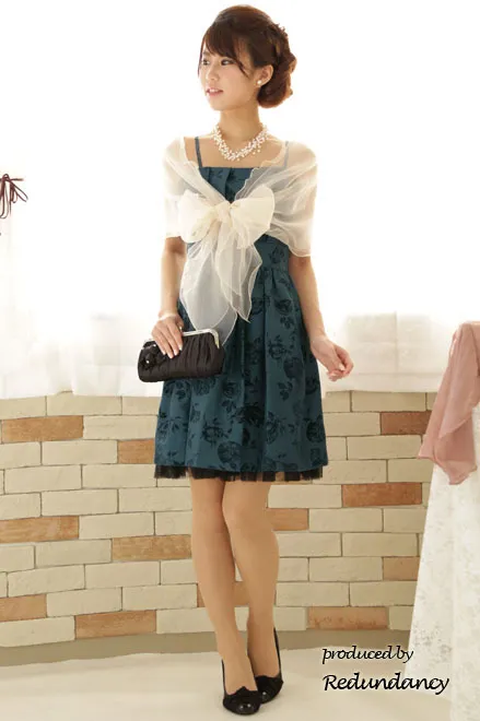 グリーンの総花柄ストラップドレス