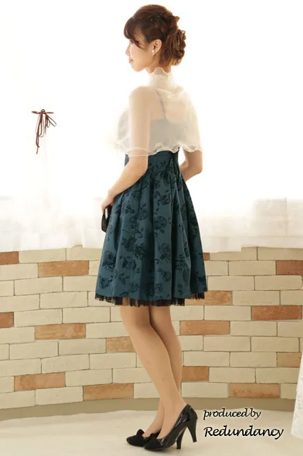 グリーンの総花柄ストラップドレス