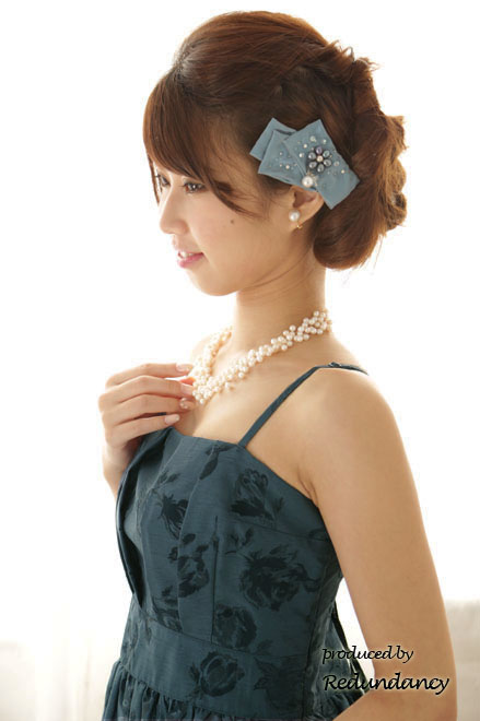 グリーンの総花柄ストラップドレス