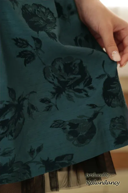 グリーンの総花柄ストラップドレス