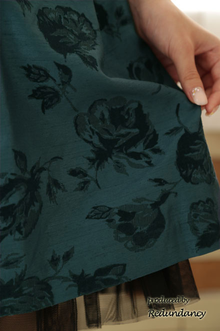 グリーンの総花柄ストラップドレス