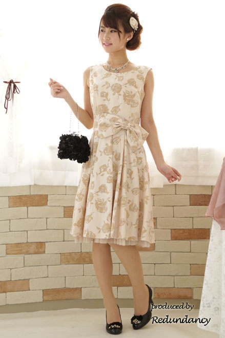 ベージュのベロア薔薇模様クラシカルドレス