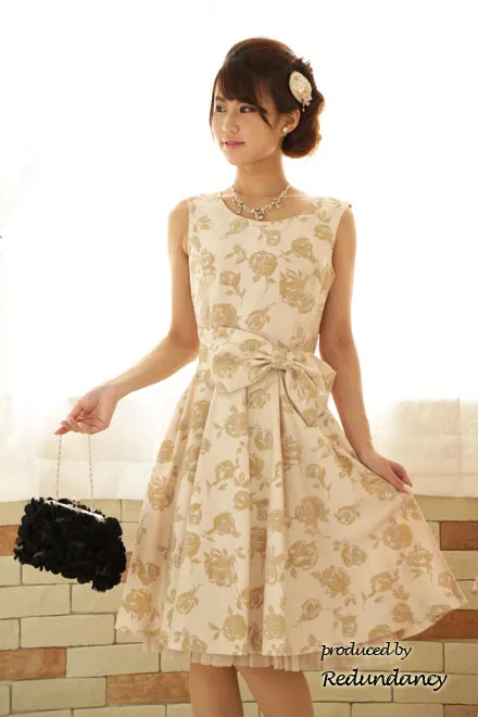 ベージュのベロア薔薇模様クラシカルドレス