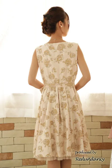 ベージュのベロア薔薇模様クラシカルドレス