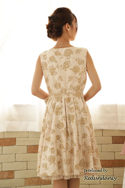 ベージュのベロア薔薇模様クラシカルドレス