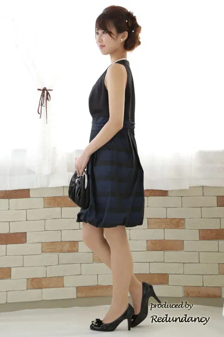 ブラック×ネイビーのボーダーバルーンドレス