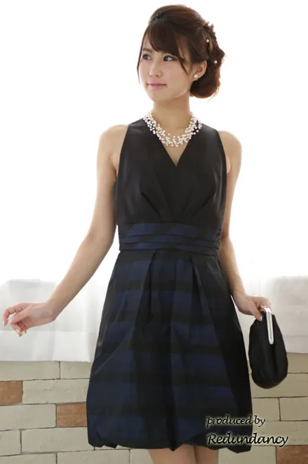 ブラック×ネイビーのボーダーバルーンドレス