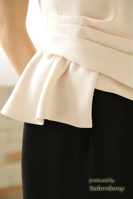 ホワイト×ブラックのツーピース風ペプラムドレス