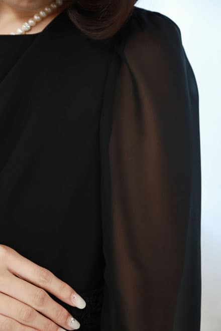 ブラックのシフォンドレープドレス