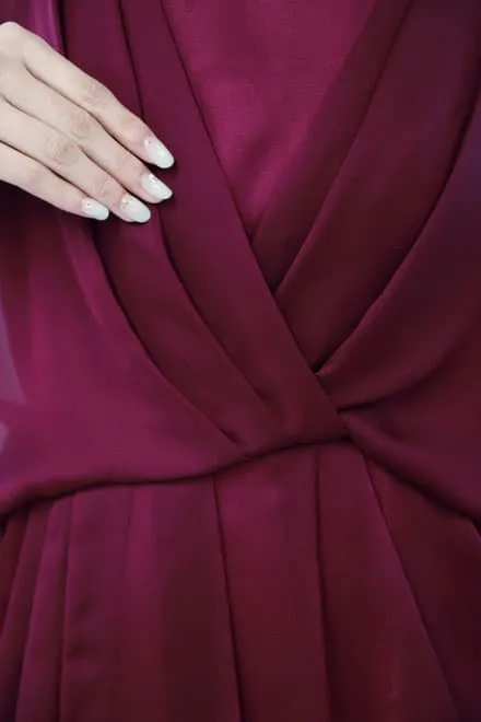 レッドのシフォンスリーブタイトドレス