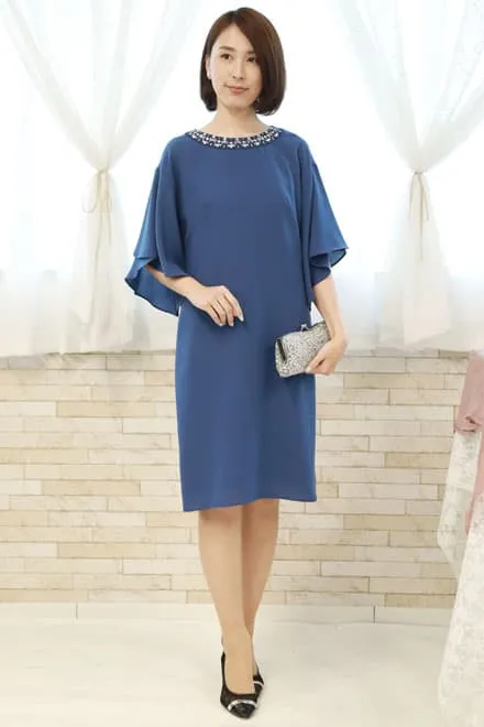 ブルーのビジュー付きフレアスリーブドレス