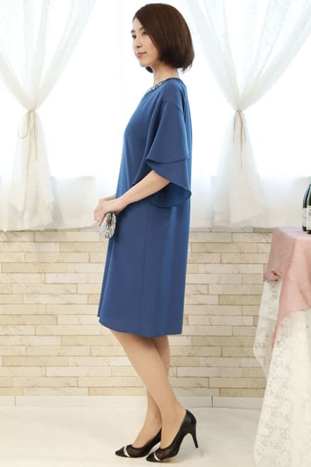ブルーのビジュー付きフレアスリーブドレス