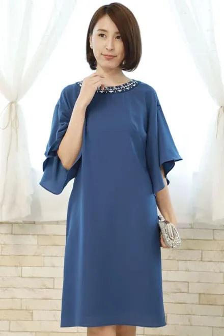 ブルーのビジュー付きフレアスリーブドレス