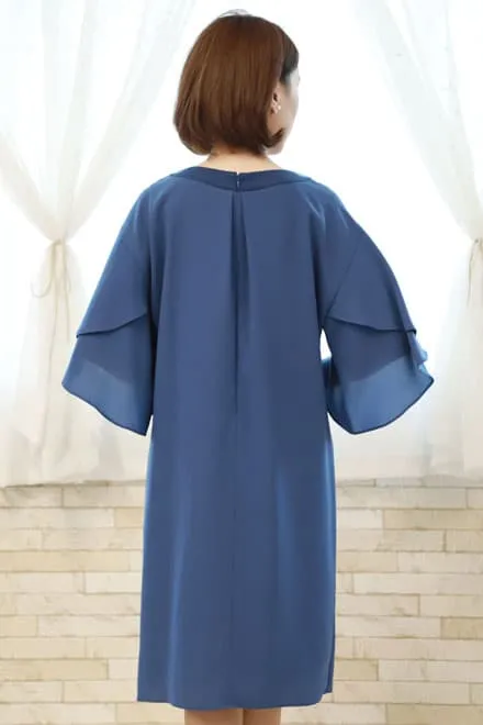 ブルーのビジュー付きフレアスリーブドレス