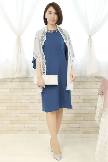 ブルーのビジュー付きフレアスリーブドレス