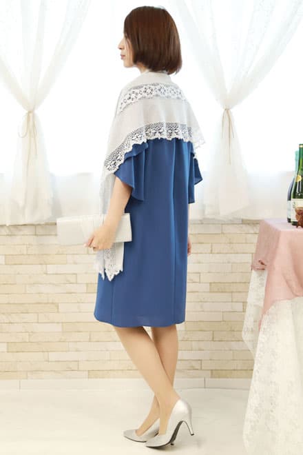 ブルーのビジュー付きフレアスリーブドレス