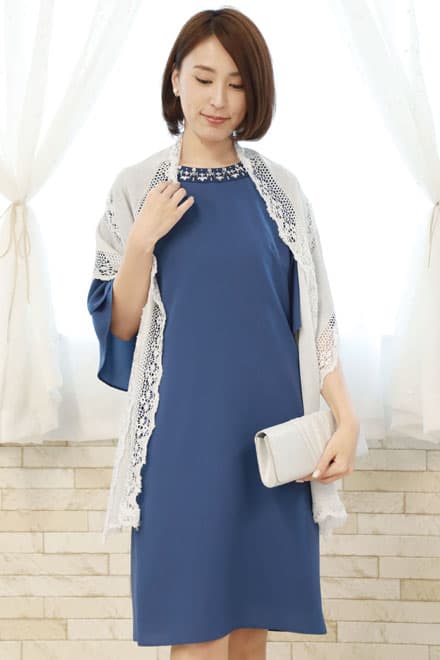 ブルーのビジュー付きフレアスリーブドレス