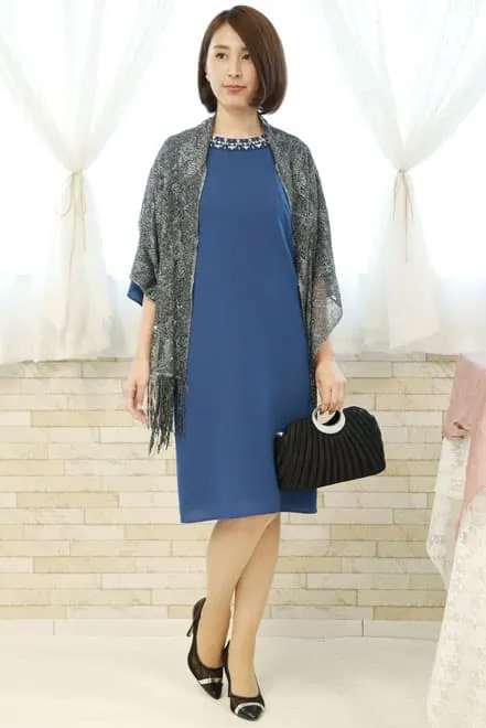 ブルーのビジュー付きフレアスリーブドレス