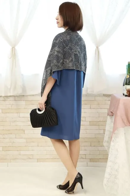 ブルーのビジュー付きフレアスリーブドレス