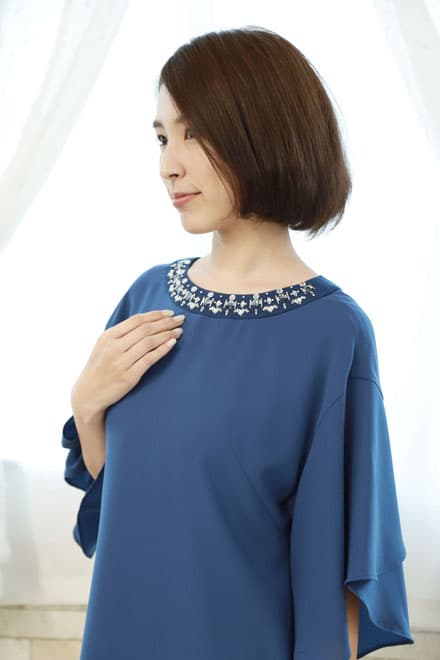 ブルーのビジュー付きフレアスリーブドレス