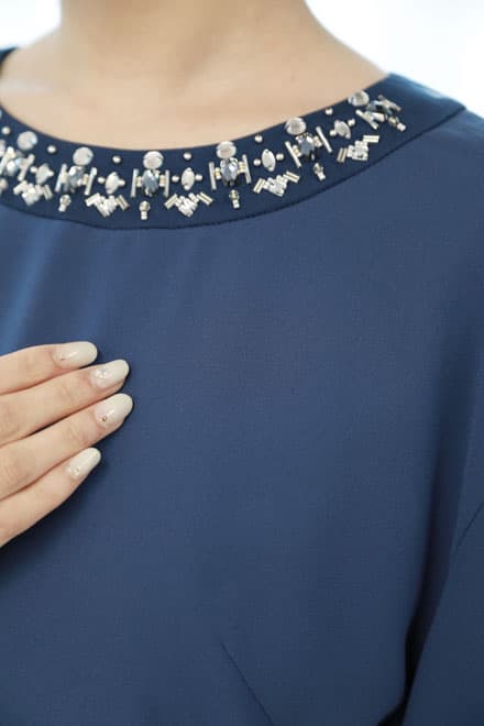 ブルーのビジュー付きフレアスリーブドレス