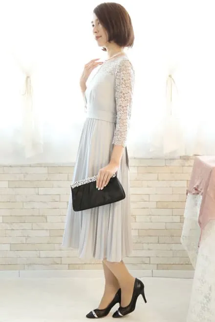 グレーの長袖レースプリーツドレス