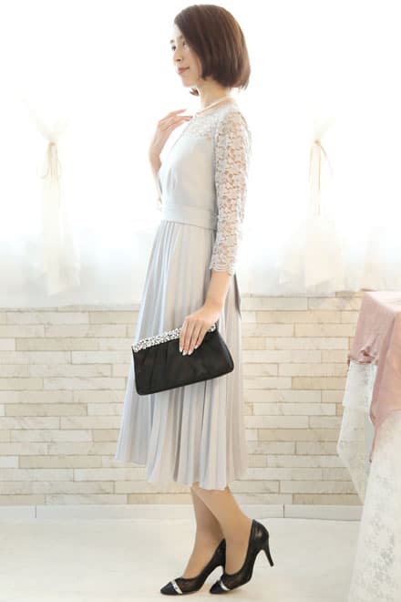 グレーの長袖レースプリーツドレス