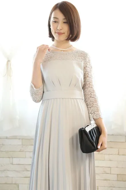 グレーの長袖レースプリーツドレス