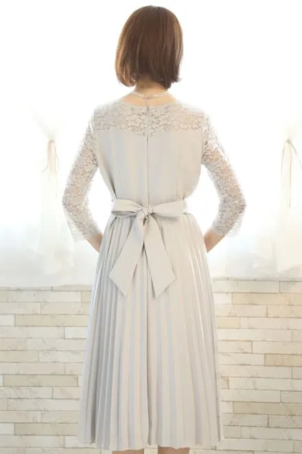 グレーの長袖レースプリーツドレス