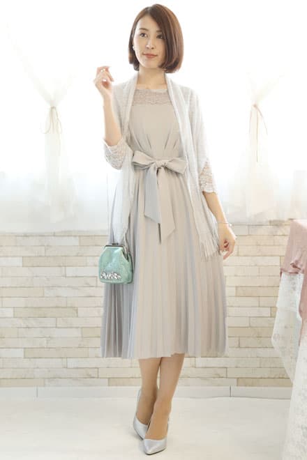 グレーの長袖レースプリーツドレス
