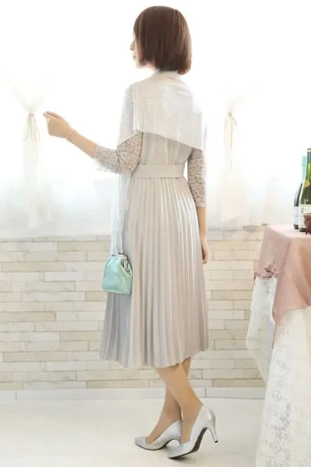 グレーの長袖レースプリーツドレス