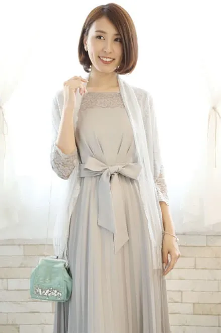 グレーの長袖レースプリーツドレス