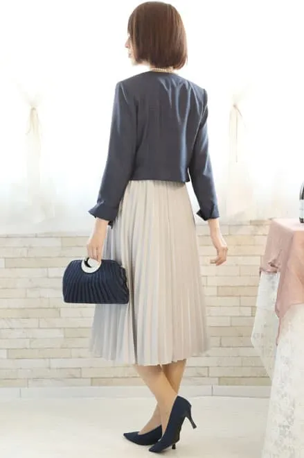 グレーの長袖レースプリーツドレス