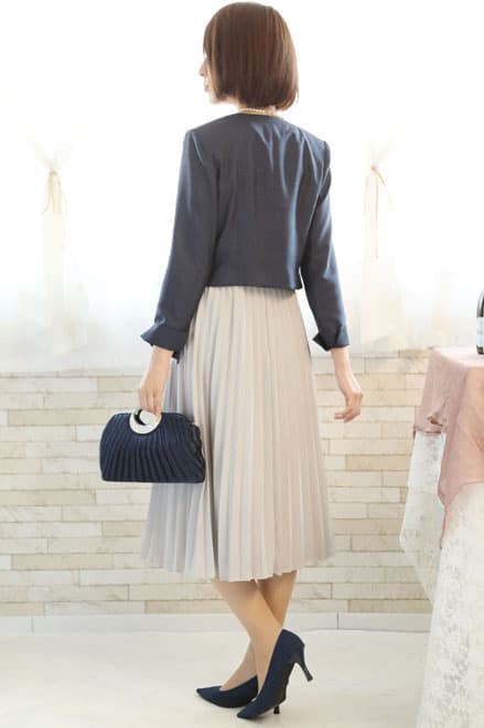 グレーの長袖レースプリーツドレス