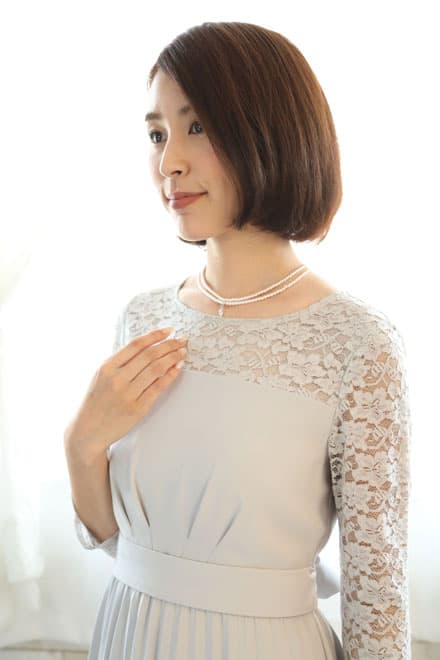 グレーの長袖レースプリーツドレス