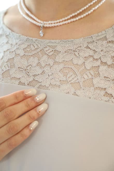 グレーの長袖レースプリーツドレス