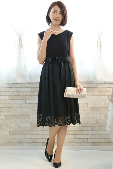 ブラックのウエスト切替え花柄レースドレス