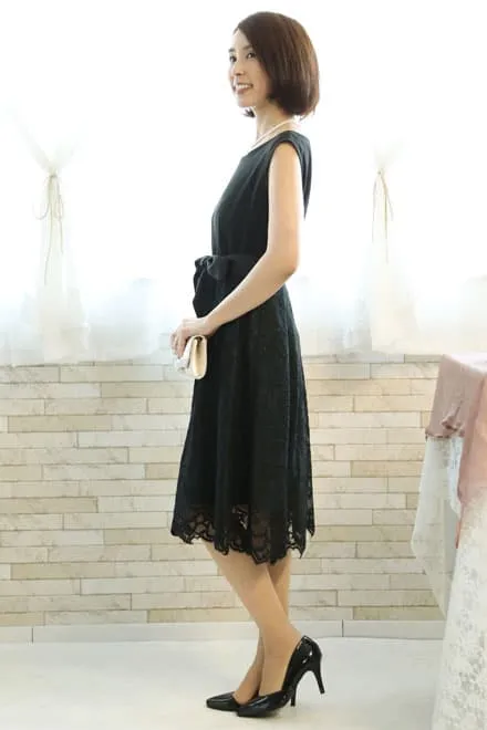 ブラックのウエスト切替え花柄レースドレス