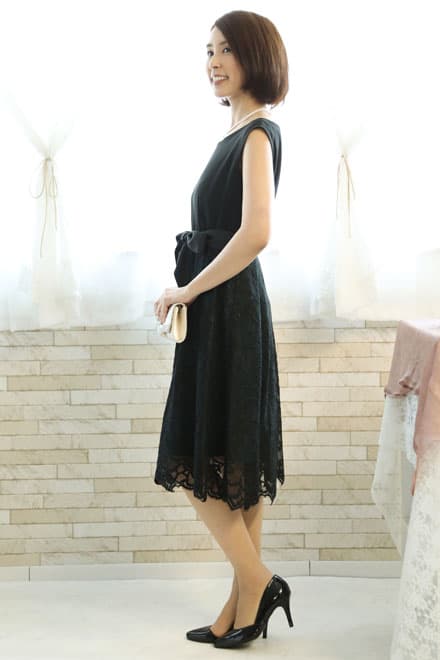 ブラックのウエスト切替え花柄レースドレス