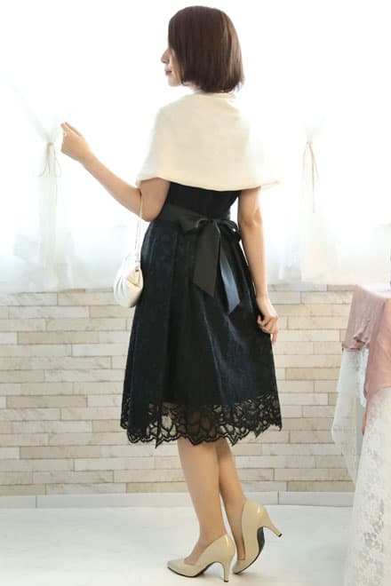 ブラックのウエスト切替え花柄レースドレス