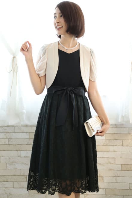 ブラックのウエスト切替え花柄レースドレス