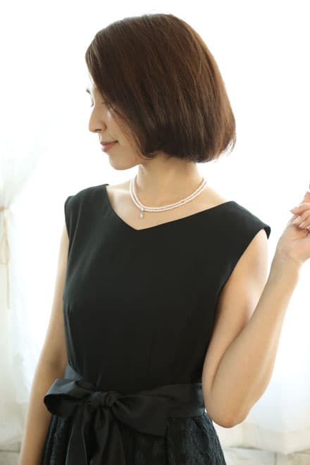 ブラックのウエスト切替え花柄レースドレス