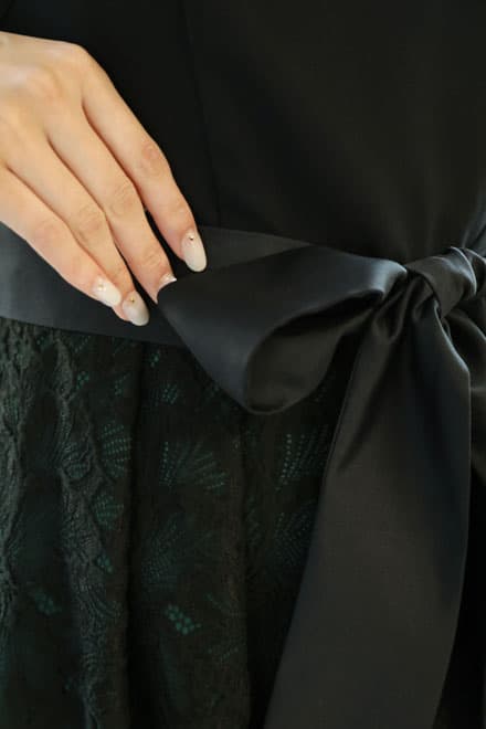 ブラックのウエスト切替え花柄レースドレス