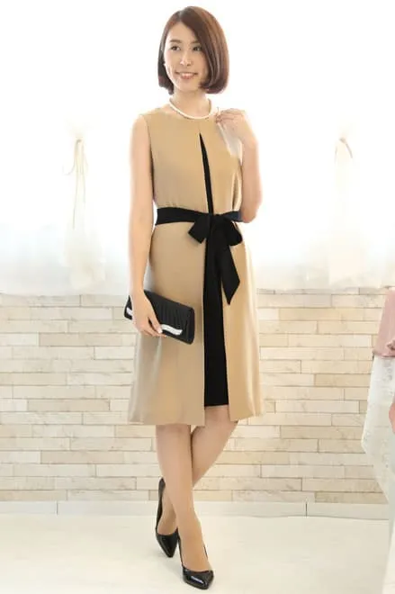 ベージュのウエストリボン付き前開き風レイヤードドレス