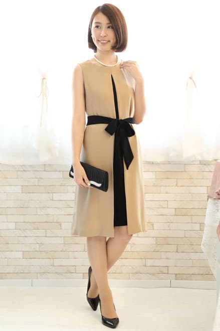 ベージュのウエストリボン付き前開き風レイヤードドレス