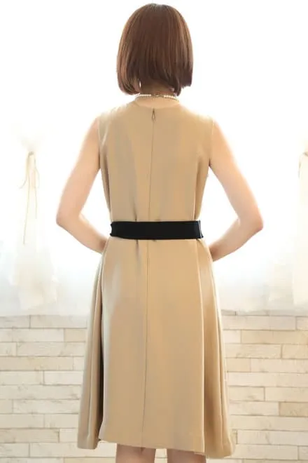 ベージュのウエストリボン付き前開き風レイヤードドレス