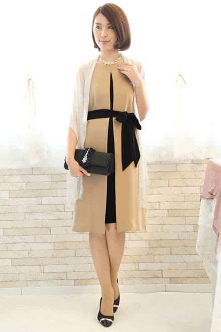 ベージュのウエストリボン付き前開き風レイヤードドレス